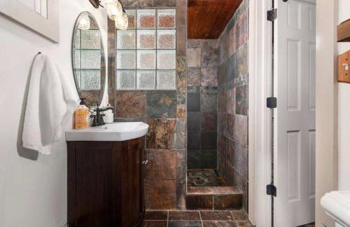 Charming Geneva Cottage Walk 4 Blks to Downtown - Foto 26