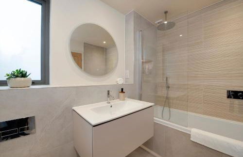 Spacious 5BR Home Near New Forest & Coast - Parking - Sleeps 10 - Photo 27