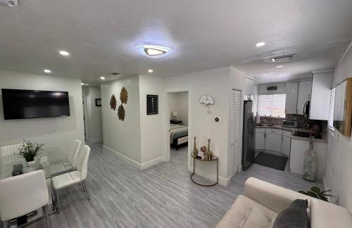 Stylish 2 Bedrooms Apartment by Miami Airport - Photo 1