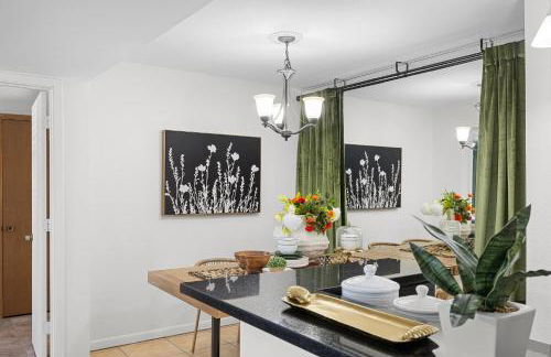 Sophisticated 2BR 2BA by TAMU, King Bed, Washer & Dryer, Smart TV - Foto 8