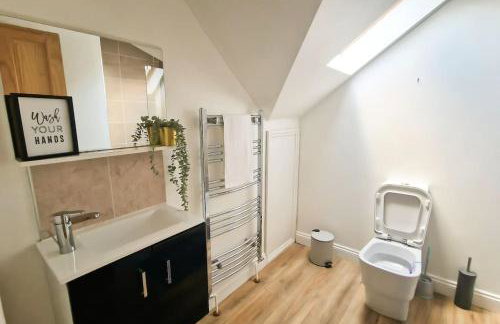 Spacious 15 Guest Home With 9 Beds in Shirley - Photo 6