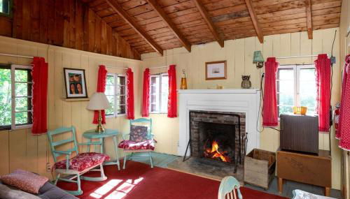 Romantic Couples' Cabin Retreat with Fireplace near White Mountain Forest - Foto 4