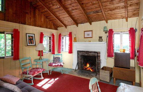 Romantic Couples' Cabin Retreat with Fireplace near White Mountain Forest - Foto 4