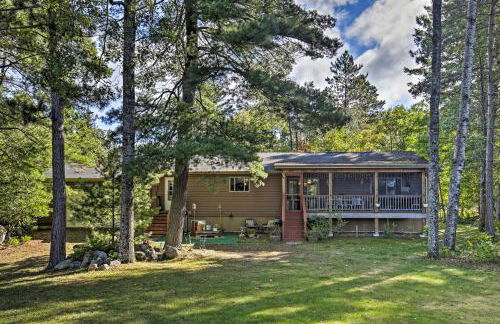 Lakefront Family Getaway with Private Deck and Dock! - Foto 1