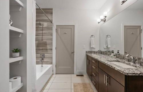 Modern Luxe Townhome with Rooftop Cinema - Foto 43