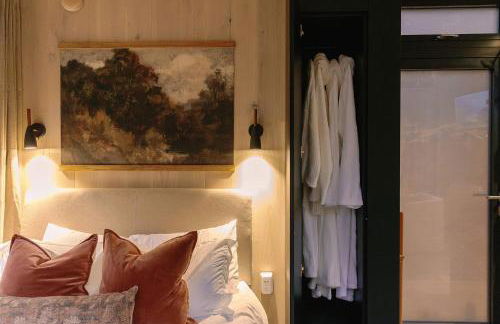 Heartleaf | Modern Lux Mirror Home | HotTub - Foto 42