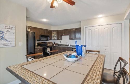 Lakefront Osage Beach Condo + Workspace w/ Pool Views - Foto 13