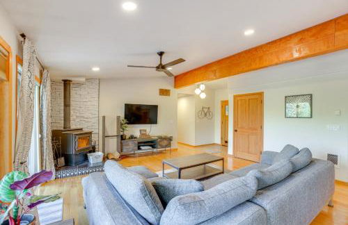 Ping-Pong and Private Hot Tub Family Cabin in Bend! - Foto 1