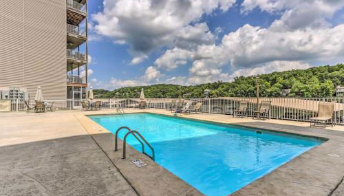 Lake and Poolside Fun! Water-View Camdenton Condo - Foto 3