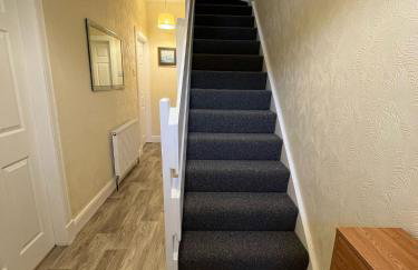 Spacious 2-Level Home by the Beach & Transport - Foto 33