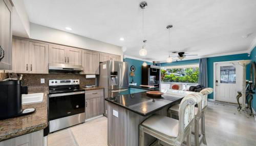 Palm Paradise-Seaside Home w Heated Saltwater Pool - Foto 4, stove, dishwasher, pet friendly, toaster, minibar