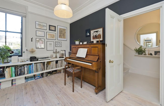 Interior Designed House With Garden in North West London by Underthedoormat - Foto 15