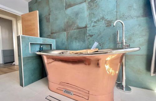 The Alice Apartment - by Coastline Retreats - Balcony Apartment - Alice in Wonderland Themed Secret Room - Luxury Copper Bath in Master Bedroom - Foto 9