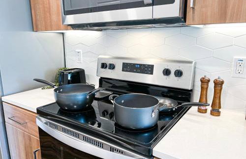 Modern Cosmopolitan APT Mid Hollywood with Free Parking 10mins to Universal Studios - Photo 32