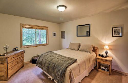Trego Cabin with Mtn Views, Easy Access to Lake - Foto 14