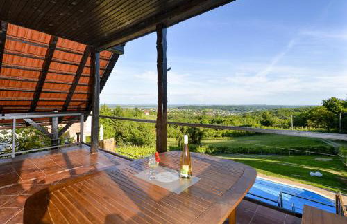 Twin Oasis Retreat with Pool & Spa - Happy Rentals - Foto 10