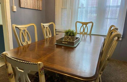 Charming 3 Bedroom Home 6 Beds Sleeps up to 12 - Foto 13