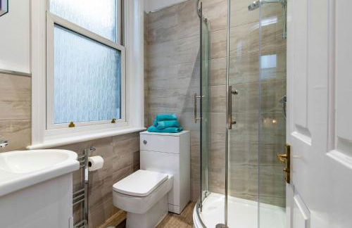 St Johns, Wakefield - Self check in & free parking - Foto 8