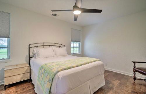 Fire Pit, Pickleball, Pool! Schulenburg Farmhouse - Foto 19