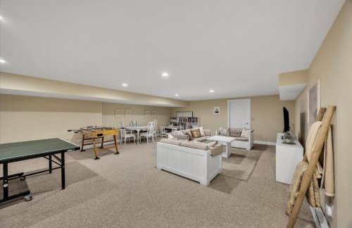 Stay 1 Block from Ocean at 7-Bed Retreat with Yard, Deck and Game Room, Host Up to 22 Across 16 Beds, Gas Fireplace, Gas Grill, Ample Parking, Walk to Menauhant Beach, Perfect for Family Getaway, 24 Hr Hospitality - Foto 68