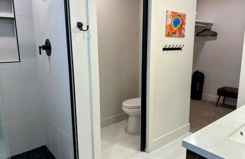 Peaks & Pines Modern Gem, 2 Kings, Bunks, Hot Tub, Walkable, Kid's Cove - Foto 36