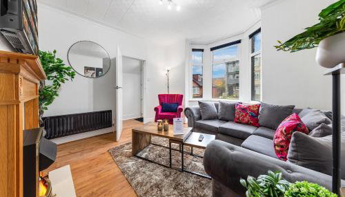 Spacious 3 Beds Home Close to Southampton GENERAL HOSPITAL - sleep 9 - Free Parking - Pool table - 2 Large TVs - Foto 3