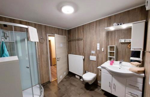 APARTMENTHAUS "AM KORNFELD" - 10 Gästewohnungen mit 1-3 Schlafzimmern, 40 Betten, Raucherbalkon, Reinigungs- & Wäscheservice, Grillgarten, Parkplatz - Foto 19