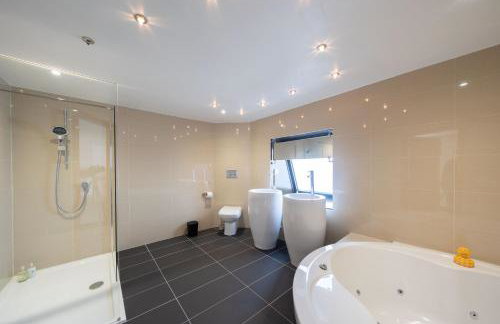 Woodside Barn Sleeps 14 with Hot Tub - Photo 22