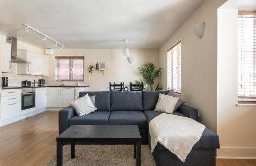 Spacious 2BR Flat - 2 Free Parking Spaces - Near LGW Airport - Foto 1