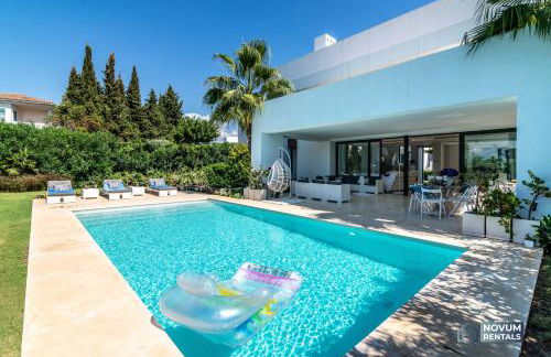 Remarkable 5-BDRM Villa - Heated POOL & GYM - Photo 4