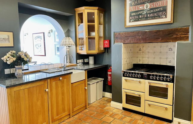 Dolls House - Luxury Townhouse - From 400 Per Night - Photo 48