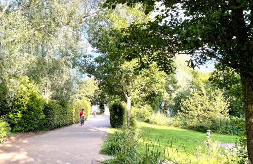 Cosy Cotswold Lodge by Your Home Here - ideal for families, log-burner, spa, private parking, EV Hookup included and heated swimming pools - Foto 38