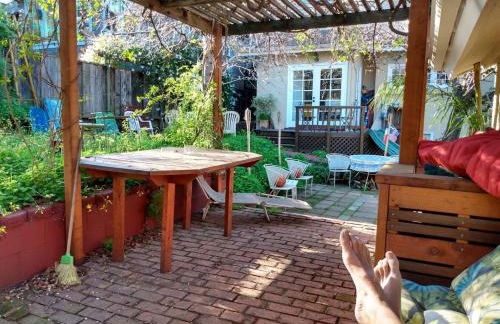 Summer-house OASIS on quiet street in ROCKRIDGE - Photo 32