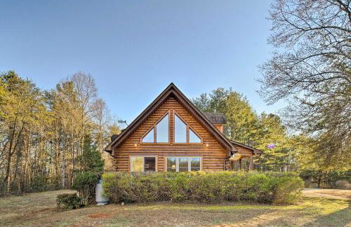 10 Mi to Lake Lure Mtn-View Cabin with Deck and Loft! - Foto 1
