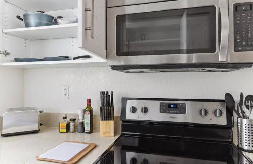 Stylish 1BR with KING Bed, Pool, Jacuzzi & Gym, Free Parking, Near UCSD - Foto 18