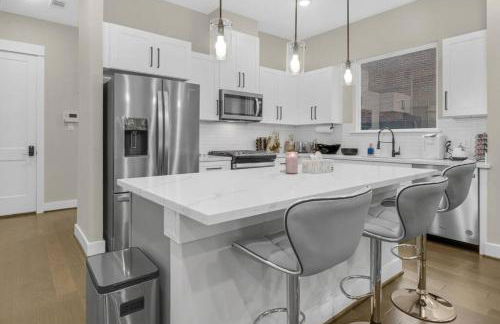 Gray Lux Hse 3BR 3 and half Ba MedCenter DownTWN HotTub - Photo 73