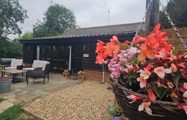 Lilys Cottage - Sleeps 2 - Pet Friendly - Photo 14