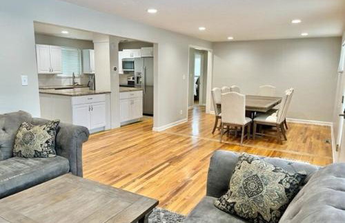 Newly Renovated Home w Garage Near Old Town - Foto 7