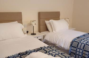 3 Bedroom Barn Conversion with HOT TUB-Garden View - Ty Cerrig Barn - Photo 10