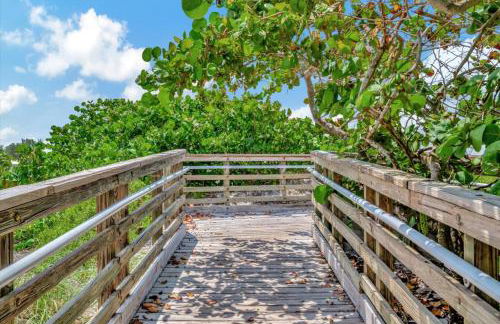 Cheerful Pelican on Anna Maria Island - Photo 50
