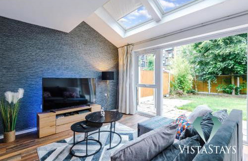 Spacious 3BDR House By Vista Stays Short Lets & Serviced Accommodation Salford With Pool Table & Free Parking - Photo 3