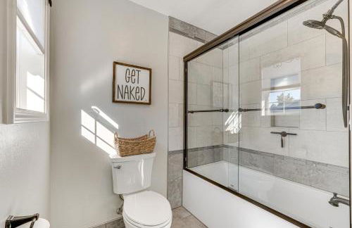 Spacious Home with Swim Spa and Deck in Medford! - Foto 22