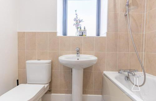 Luxury Birmingham City Centre Townhouse with BALCONY- Sleeps 10 - FREE Parking - Perfect for Contractors, Business Travellers, Families and other Groups - Near Bullring, Newstreet, Selfridges, NEC, NIA & Birmingham airport - Photo 34