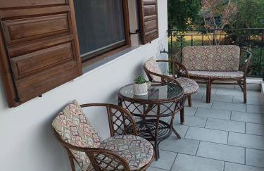 Red Roses-Traditional House - Photo 20