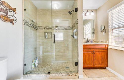 Spacious Canalfront Home with Pool about half Mi to Beach - Foto 14