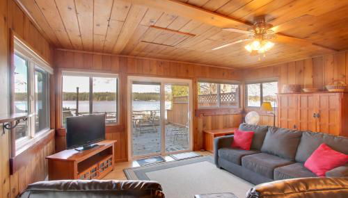Charming Lakefront Cabin with Deck and Fire Pit! - Foto 4