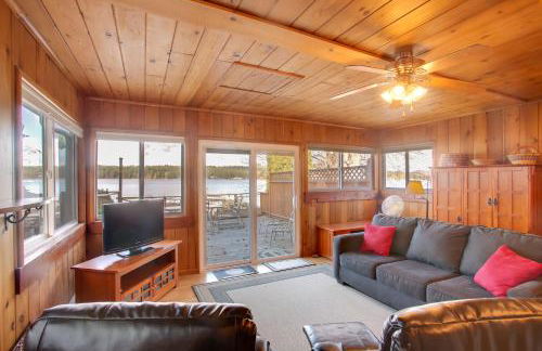 Charming Lakefront Cabin with Deck and Fire Pit! - Foto 4
