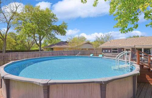 Peaceful and Relaxing Getaway w Beautiful Pool - Photo 32