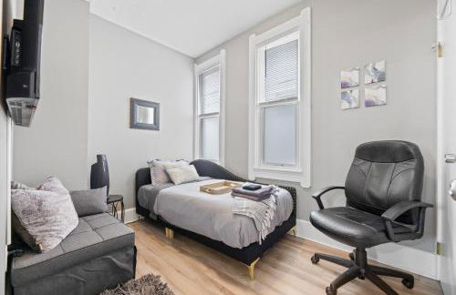 Luxe Suite with Pool Table, King Bed, 3 TVs, & Free Parking - Foto 17