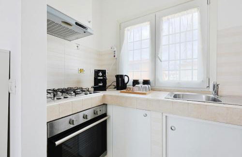 Azure Oasis with parking near the airport & beach - Foto 1